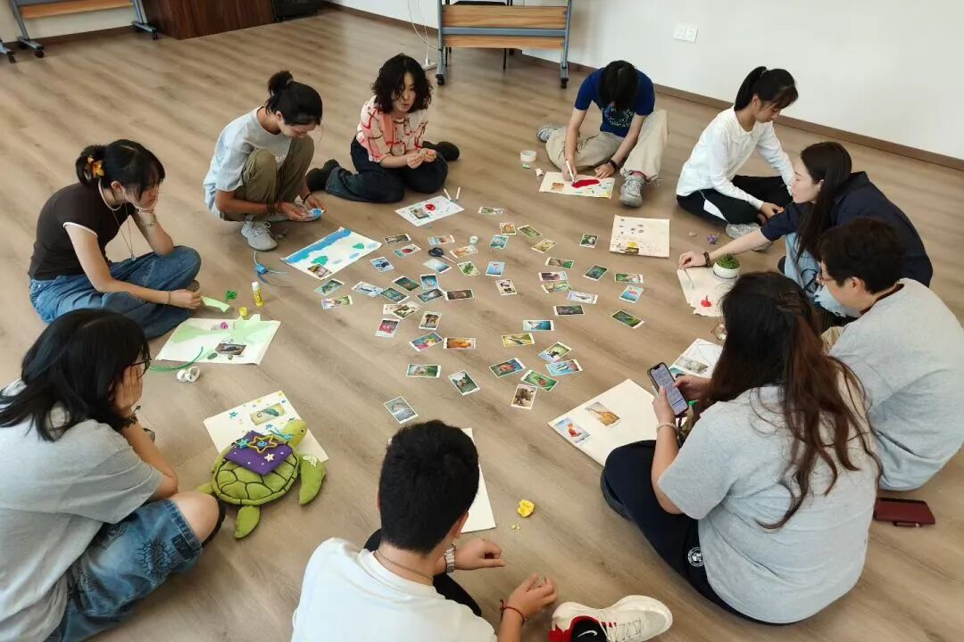 华东人才学员参加艺术与心理学夏校见习现场