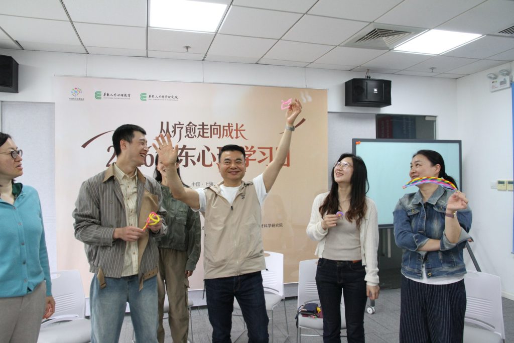 2026年4月19日華東人才心理學習日，學員在團體輔導活動中站立互動